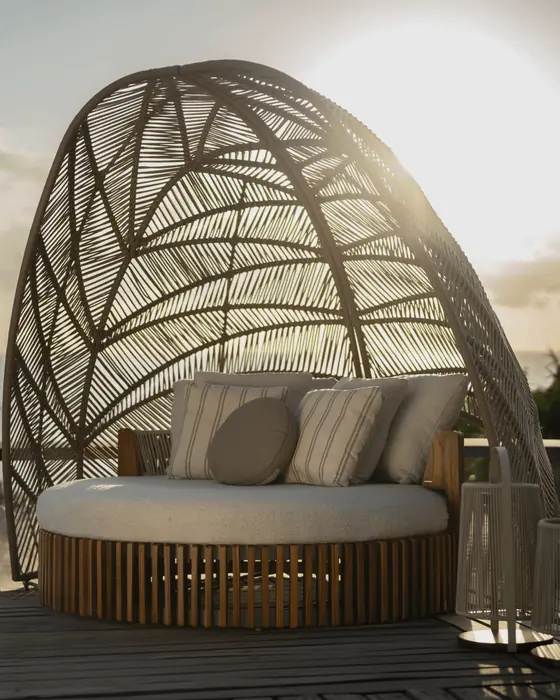 Chaise Oca, da Modalle: daybed com cúpula trançada ao pôr do sol