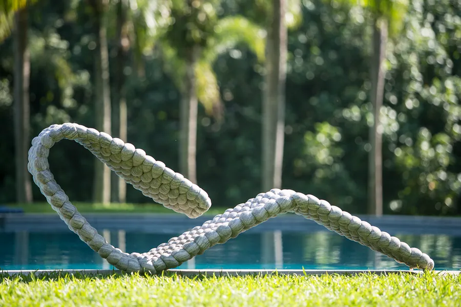 Chaise Libélula, versão externa trançada em corda, à beira da piscina